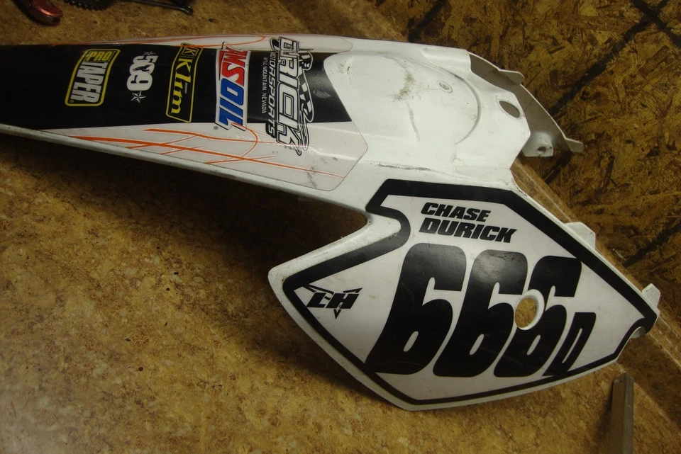 2004 KTM 85 painel traseiro para-lama plástico tampas laterais roda poço protetor de lama 05 - Imagem 2 de 3