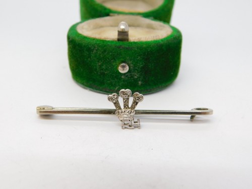 Neuseeland Brosche 9 kt Weißgold Pavé besetzt Diamant "HRH" Antik um 1920