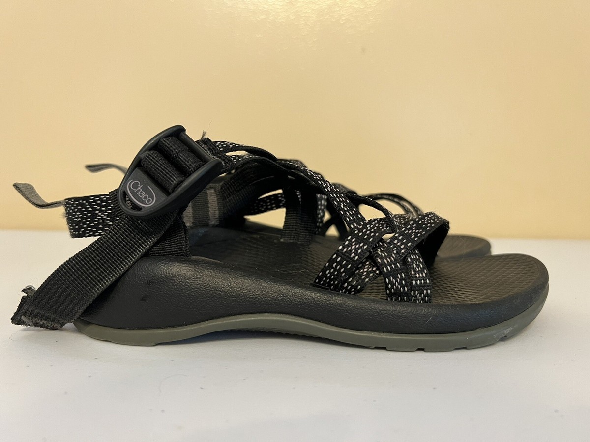 チャコです CH45 Chaco ZX/1 Ecotread Hugs And Kisses Black Sandals Girls Youth