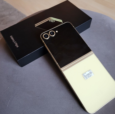 Samsung Galaxy Z Flip6 Klapph. 256GB Gold mit OVP, USB CKabel, SIM-Toold, defekt