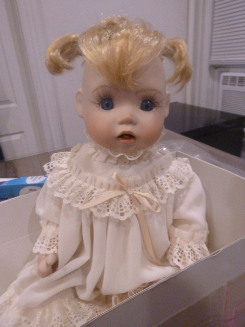 VINTAGE 1987 ELKE HUTCHENS ~ BABY GIRL ~ 19" DOLL IN CHRISTENING GOWN!!
