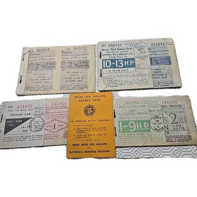 Oldtimer verschiedene Kraftstoffration Bücher und Kilometer pro Gallone Buch Restposten Konvolut