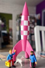 Fusée Tintin rose et blanc Objectif Lune – 25 cm