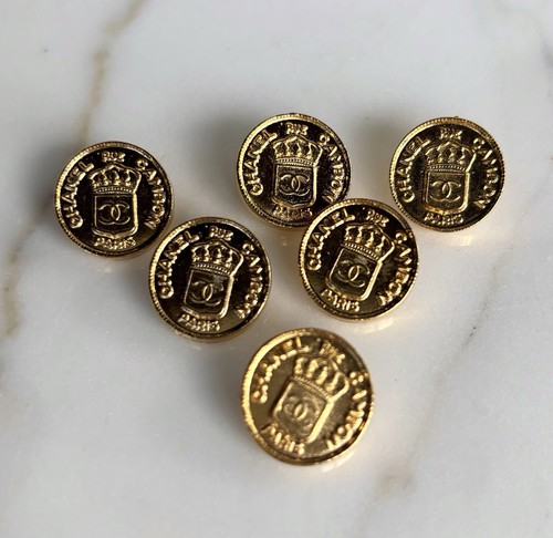 CHANEL 1990s VINTAGE CC CROWN GOLD 6 BUTTONS JACKET FABRIC SWATCH BRAND TAG - Picture 7 of 7
