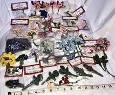 HUGE LOT BUNCHES FABRIC RIBBON ROSES LEAVES MILLINERY HATS DOLLS FLOWERS VINTAGE