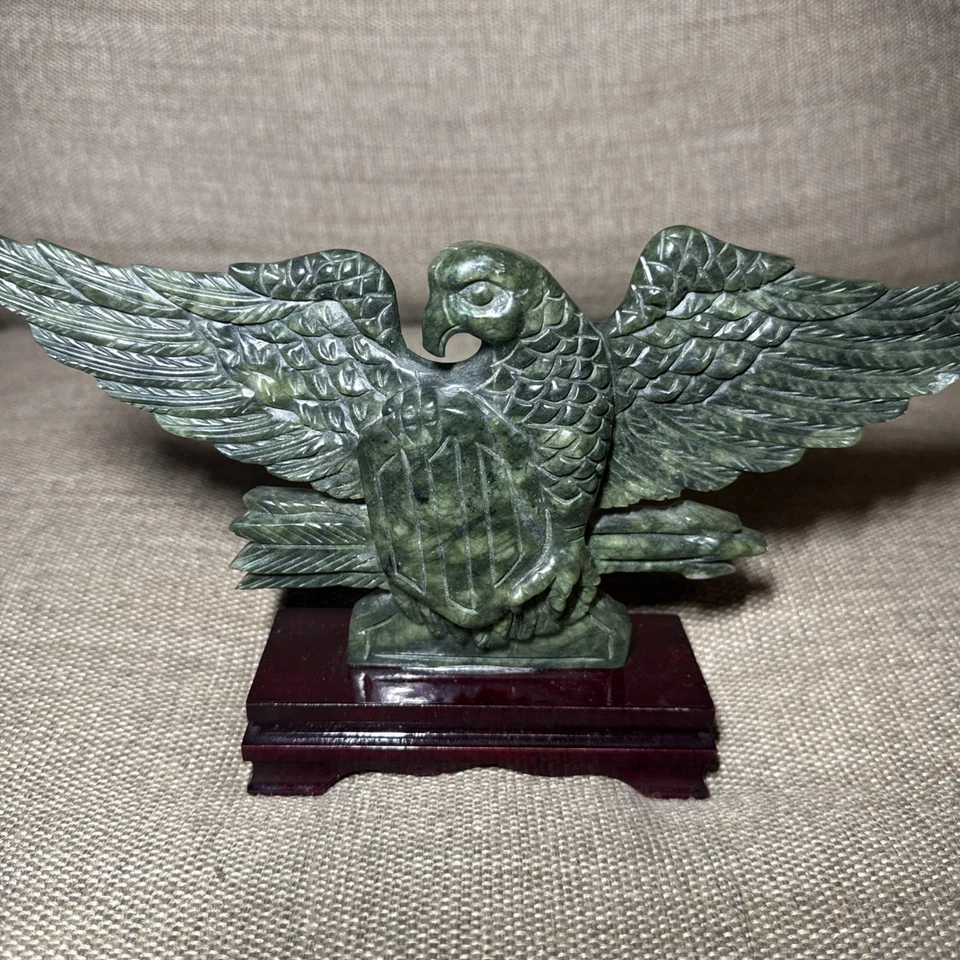 Se trata de una escultura de jade tallada de un águila sobre una base de madera. Foto 3 de 4