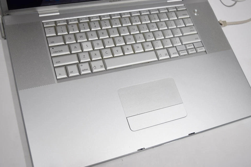 Apple A1212 MacBook Pro 17" Laptop Tested 2.33ghz 2GB 160GB 10.6.8 Mac - Image 3 of 4