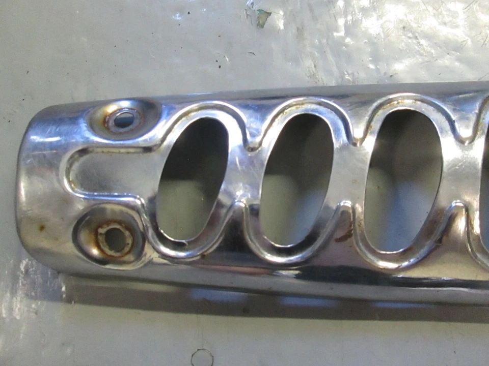 1973-1975 Suzuki TS125 SILENCIADOR CUBIERTA PROTECTOR 14781-28600 / 09402-52306 Foto 3 de 4