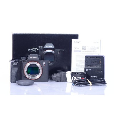 Sony Alpha 7R V / ILCE-7RM5 Spiegellose Digitalkamera - A7R Mark 5 - 744 SHOTS