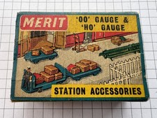 MERIT Railway OO - HO Scale  Station Accessories Box of Sacks Dozen / Boxed