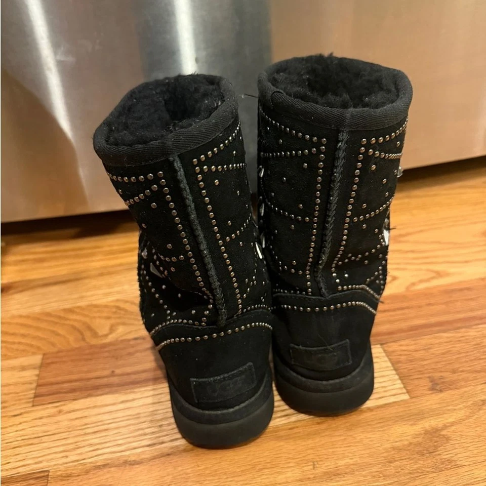 Botas UGG Piel de Oveja Fiore Deco Tachuelas Talla 7 Negro Gamuza Cuero Adornado Raras Foto 4 de 4