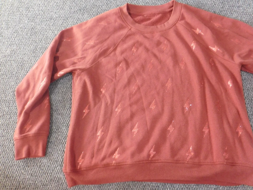 Suéter para mujer Betsey Johnsons extra grande gráfico melocotón cuello redondo Foto 3 de 4