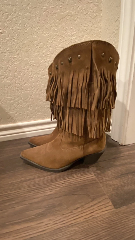 BOTAS VAQUERAS ROPER DE GAMUZA TOSTADA CON FLECOS - PUNTERA PUNTIAGUDA Foto 2 de 4