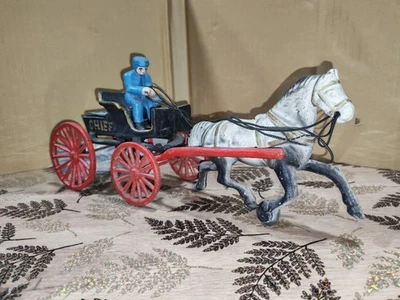 Jolis Ancien Jouet voiture Cheval hippomobile en fonte polychrome cocher - Photo 1/4