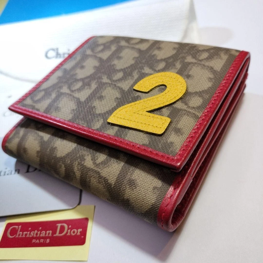 Portefeuille deux plis Dior Trotter numéro 2 beauté extrêmement minimale
