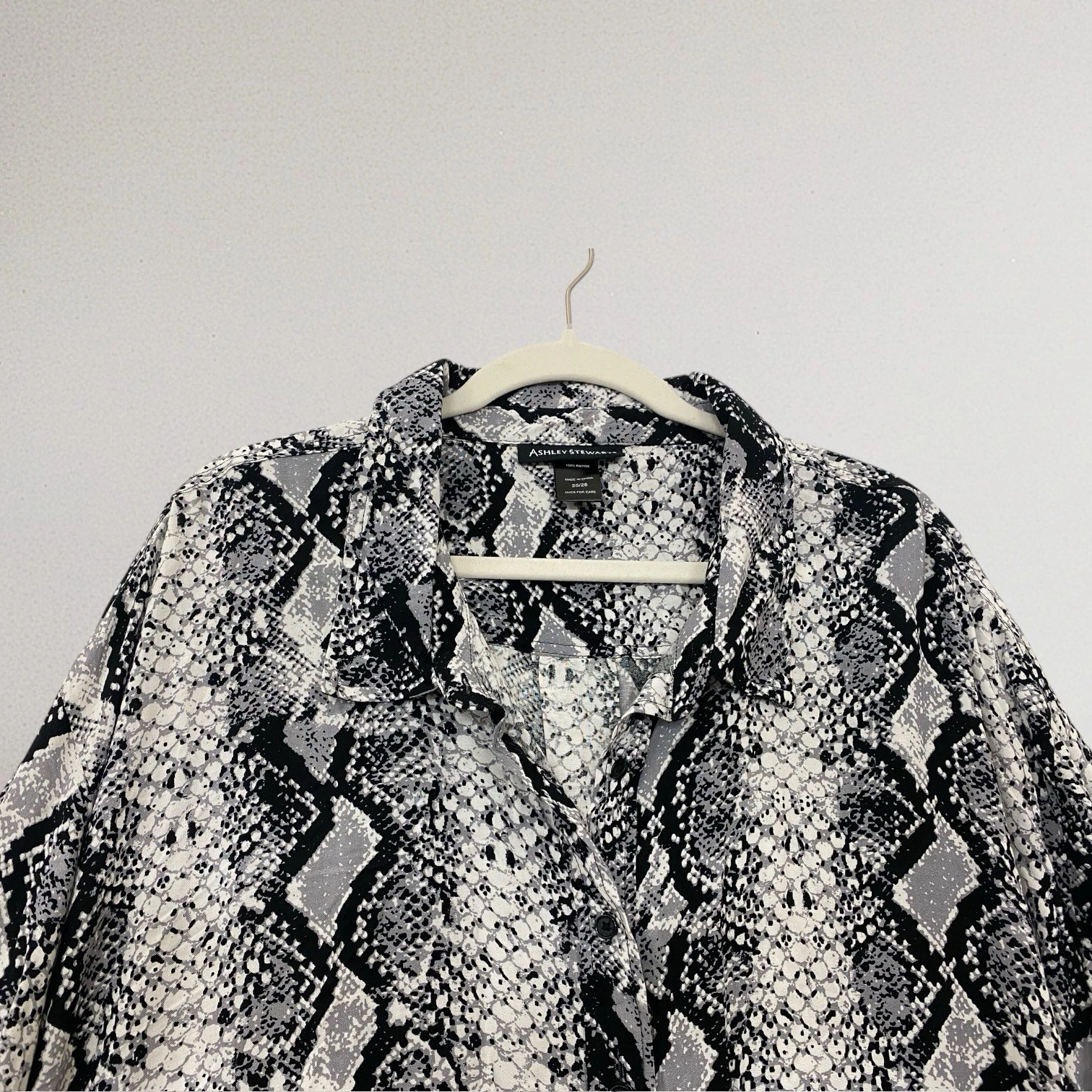 VETEMENTS Ashley Stewart Camicia Vestito Donna Taglia 26 28 Pelle di Serpente Stampa Bottoni Frontali Midi