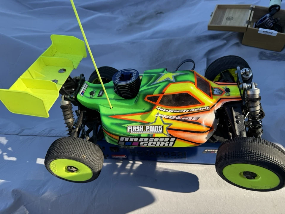 MUGE2027 Mugen Seiki MBX8R 1/8 Off-Road Competition Nitro Buggy Kit 2027 - Image 3 of 4