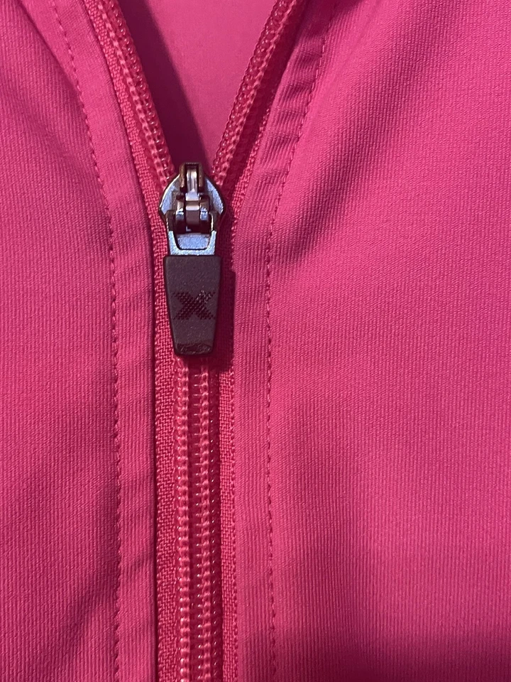 Chaqueta Xersion Performance Wear para mujer con cremallera talla mediana rosa con volantes Foto 4 de 4