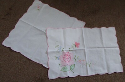 Zwei Vintage handbestickte Tablett/Schminktischtücher, weiß mit rosa Rose