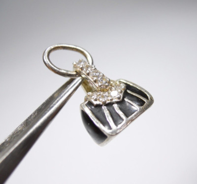 VINTAGE EMAILLE SCHWARZ DAMEN TASCHE HANDTASCHE ANHÄNGER CHARM STERLINGSILBER 925.
