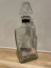 Adictivo Whiskey Clear Bottle Unique Design and Topper