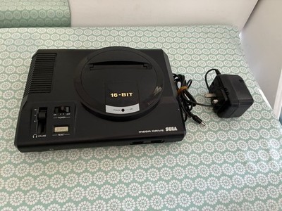 SEGA MEGA DRIVE (PAL) 16-BIT RETRO KONSOLE (MODEL: 1601-05) + Adapter 