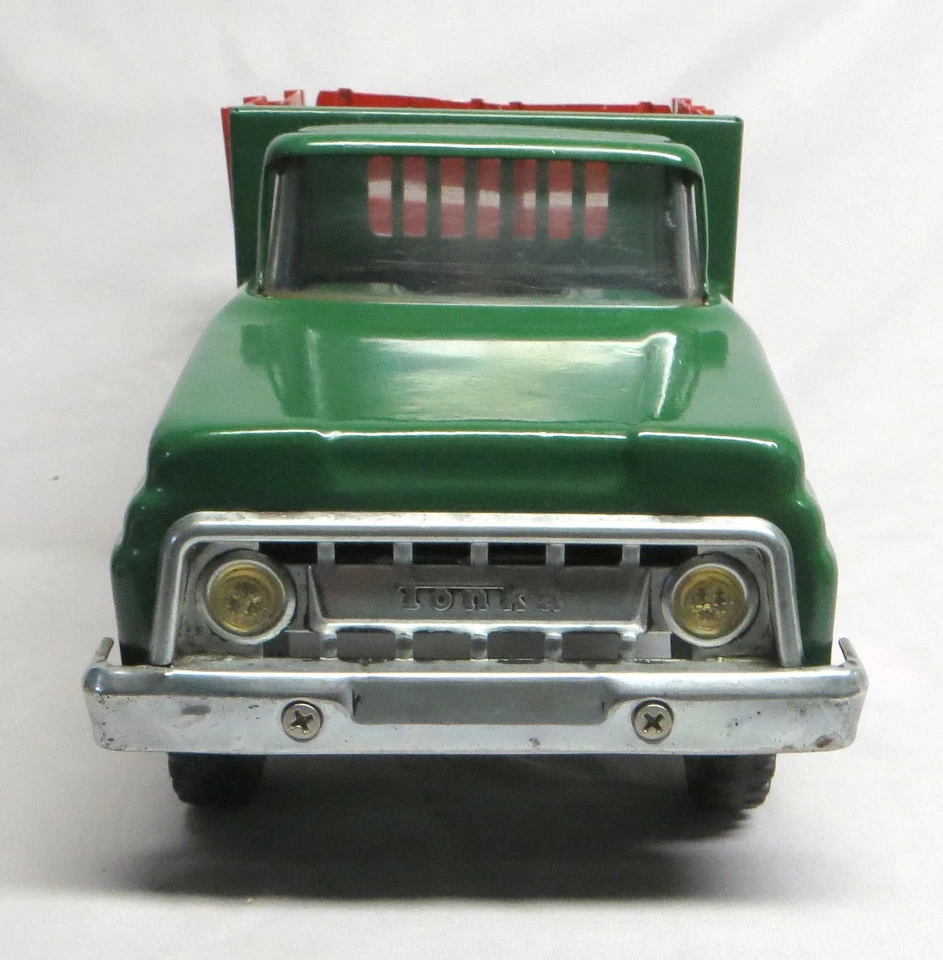 Camión con plataforma de estacas Tonka Farms - cabina y plataforma verdes, estacas rojas ¡EXCELENTE! Foto 2 de 4