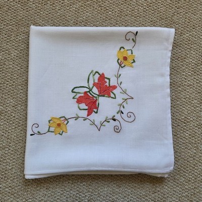Vintage handbestickte weiße Tischdecke 58'' Blumen Lilie Baumwolle Leinen Landhaus 70er