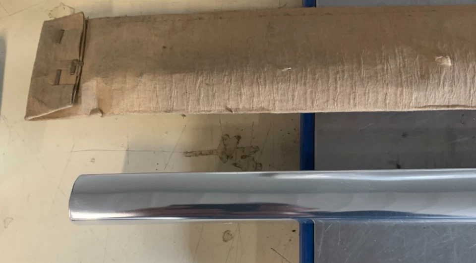 Nuevo de Lote Antiguo 1959 Chevy Impala Capucha Inferior Derecha Labio Moldura GM 3755073 Foto 3 de 4