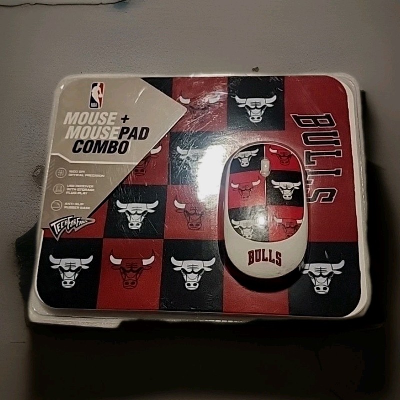 Chicago Bulls Wireless Mouse and Mousepad Combo SOAR New. COLLECTIBLE ITEM