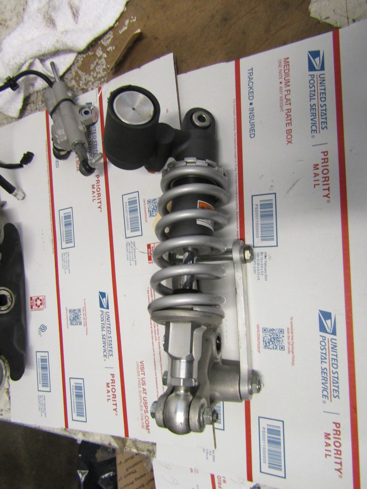 2024 20-24 YAMAHA YZF R1 OEM REAR BACK SHOCK ABSORBER SUSPENSION LINKAGE