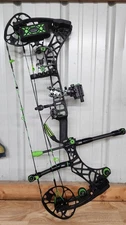 Mathews VXR 31.5 RH Compound Bow W/ Accessories And Case