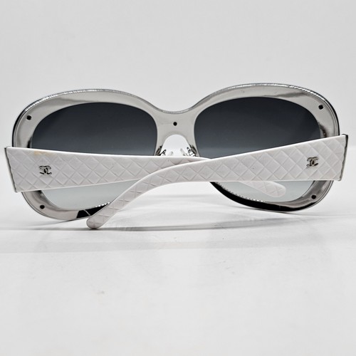 Gafas de sol blancas Chanel con logotipo vintage 4165 c.262/8G - Imagen 15 de 18