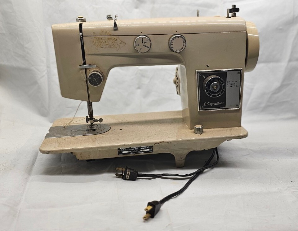 SIGNATURE / MONTGOMERY WARD - Vintage - Sewing Machine (Model UHT