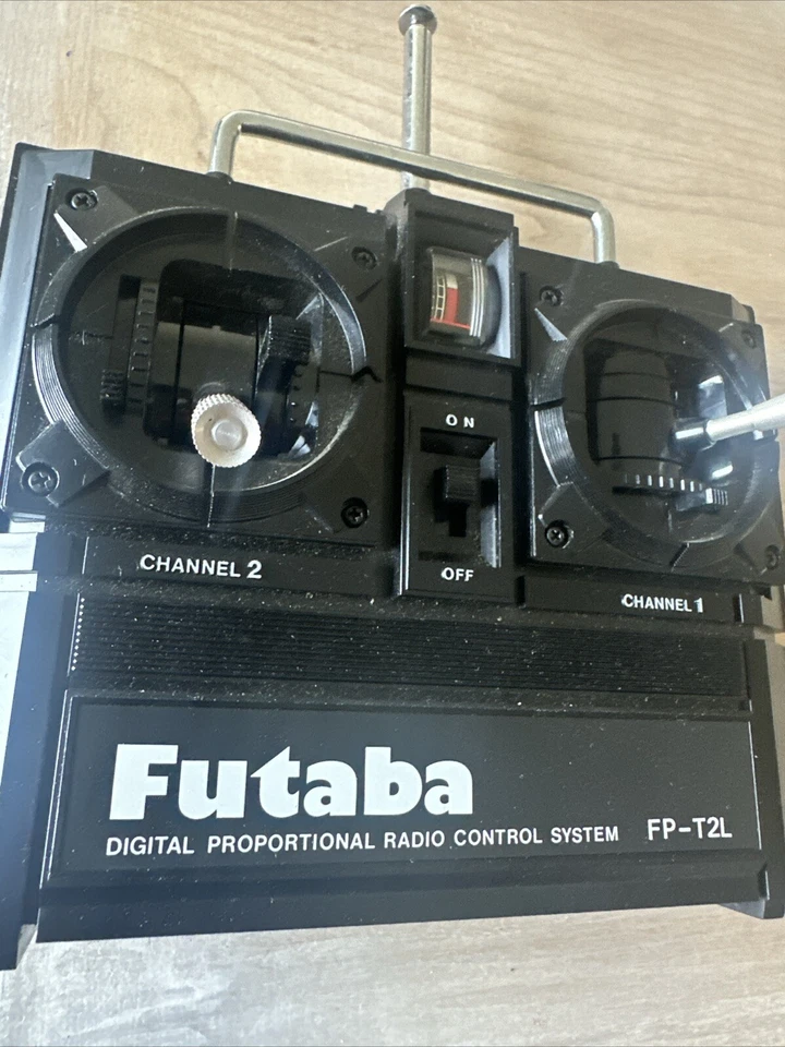 Sistema de radio control proporcional digital Futaba Fp-T2L 75,790 MHz Foto 2 de 4