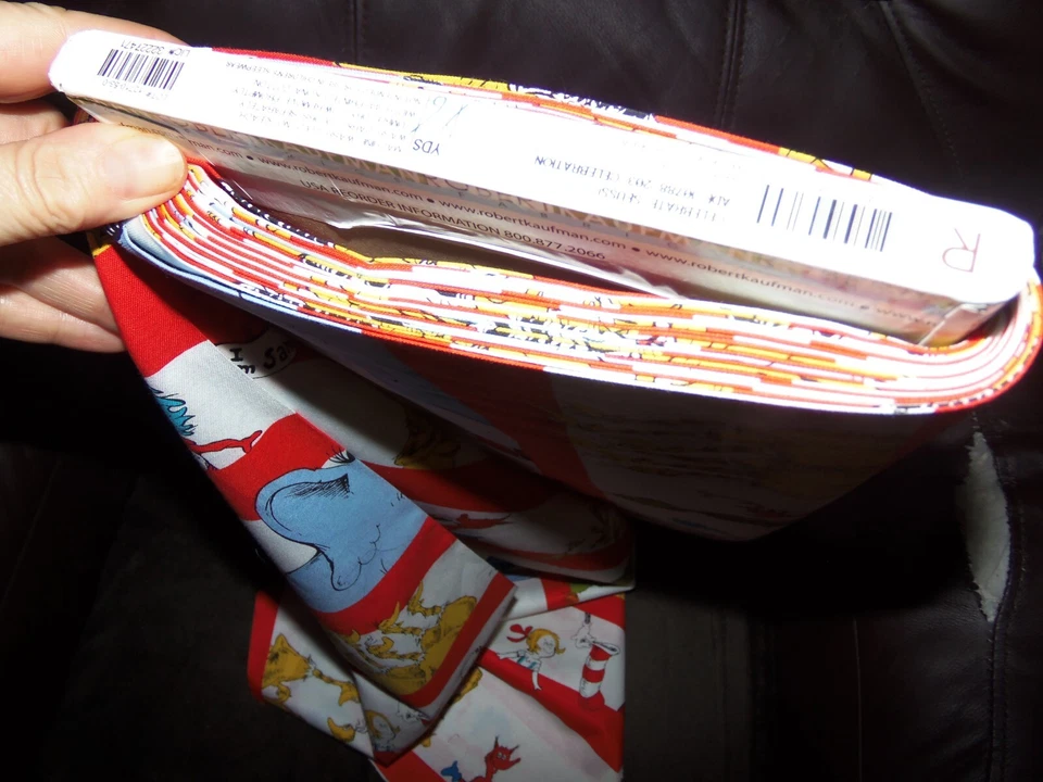 Tela de algodón Dr. Seuss Celebrate Seuss Robert Kaufman por media yarda Foto 3 de 3