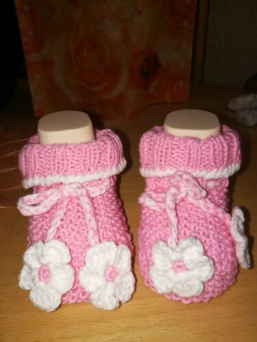 Babyschuhe Babysocken Schuhe gestrickt/gehäkelt Handarbeit Rosa weiß Blumen NEU - Bild 1 von 3