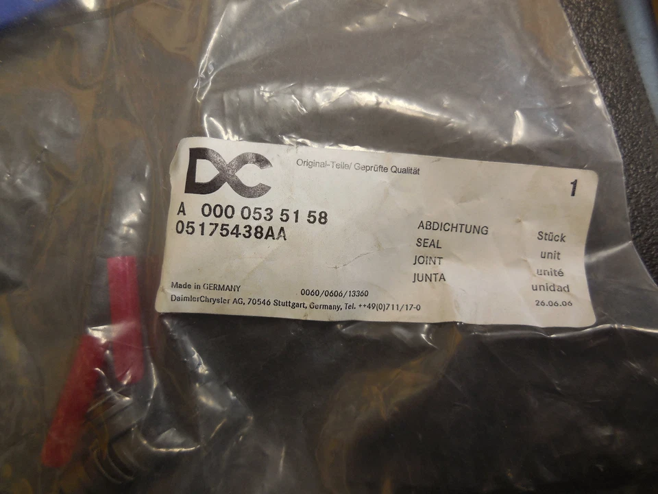 Mercedes Valve Stem Seal kit A0000535158 Genuine Suit many models - image 2 of 2