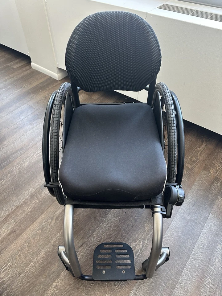 Silla de ruedas rígida ultraligera de titanio Tilite ZRA 14”x18” con respaldo rígido Foto 3 de 4