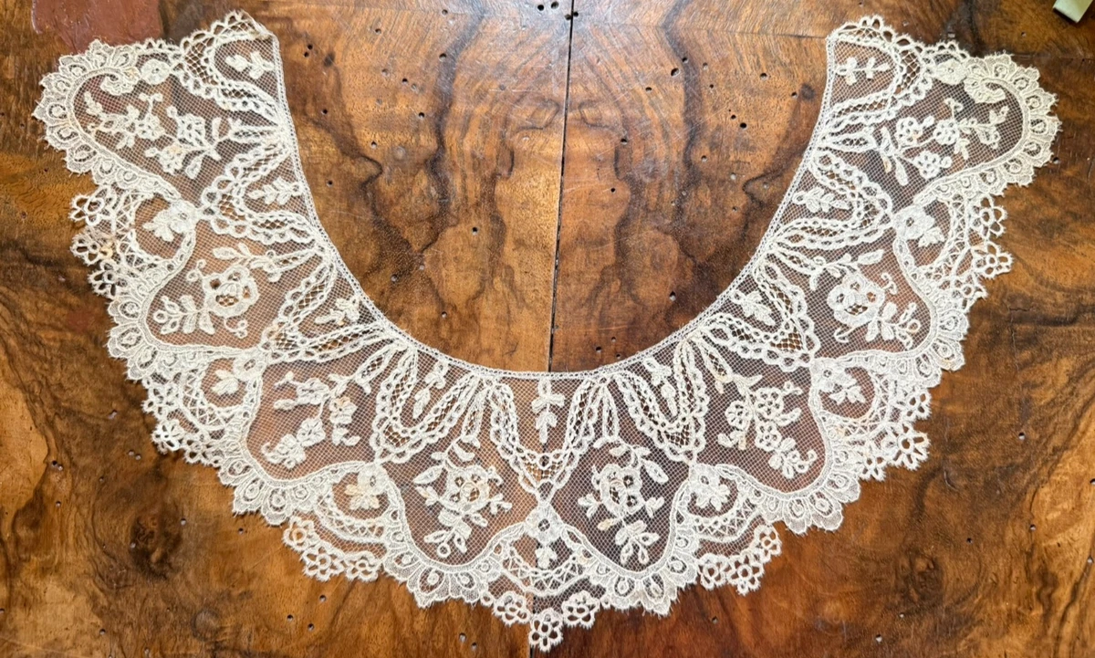 Ancien col en dentelle Antiquité La Licorne