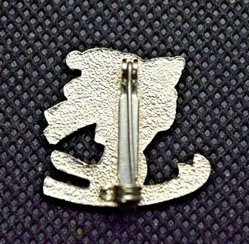 Mogul Dog Skiing Ski Pin - Picture 3 of 3