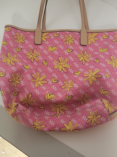๐ Guess Floral "Kiss Me" Pink Tote Handbag with Magnet Closure ๐ธ - Picture 2 of 5