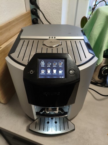 Schwarzer Kaffeeautomat Von Krups