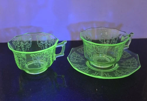 Vtg Green Uranium Depression Glass Cambridge Cleo Decagon 2 Teacups & 1 Saucer