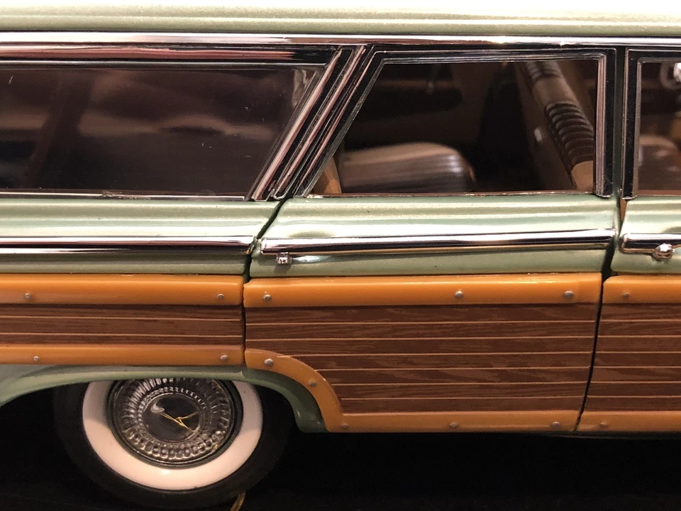 Franklin Mint 1961 Ford Country Squire Station Wagon Diecast Model Car - 1:24 - Image 4 of 4