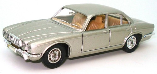 SOLIDO VINTAGE NO. 1096 1/43 JAGUAR XJ12 XJ6 - SILVER - MINT BOXED - Picture 2 of 5