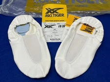VINTAGE 1980s ASICS TIGER GYMNASTIC SHOES WOMAN SIZE 6.5 WHITE SOFT HIDE NEW