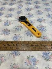 VTG VINTAGE PETER PAN FABRICS SEMI SHEER DIMITY FLORAL CLUSTERS FABRIC BTHY