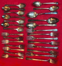 Vintage Wm ROGERS MFG Co 27 piece Silverware Flatware set