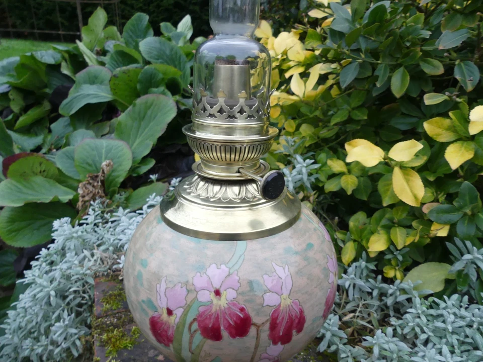 Ancienne LAMPE à pétrole en CERAMIQUE et laiton décor aux SABOTS DE VENUS t.b.e - Photo 3/4